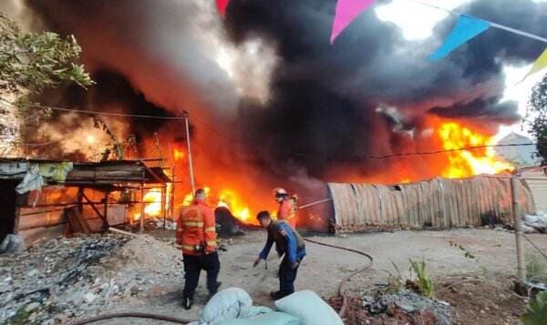 Kebakaran Hebat Landa Senen Jakpus, 1 Orang Tewas