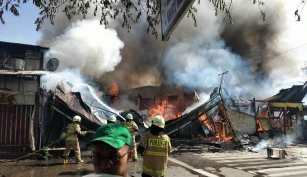 Pohon Tumbang dan Longsor Tutup Jalan Utama di Malang, Alat Berat Dikerahkan