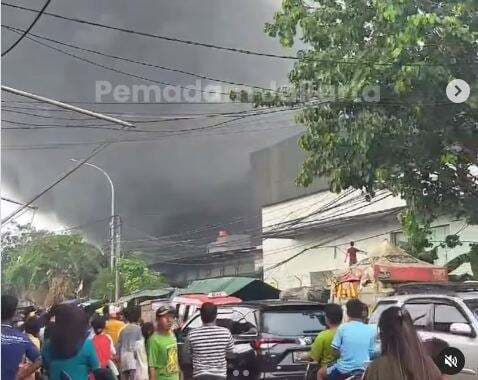 Gudang Wallpaper di Penjaringan Jakut Terbakar Hebat, Asap Hitam Membumbung Tinggi