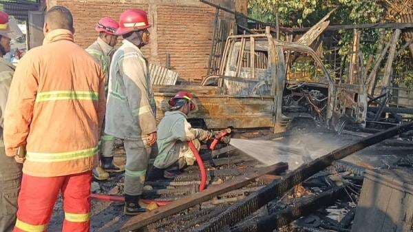 Teror Molotov oleh OTK, 2 Warung di Jombang Hangus Terbakar Teror Molotov oleh OTK, 2 Warung di Jombang Hangus Terbakar