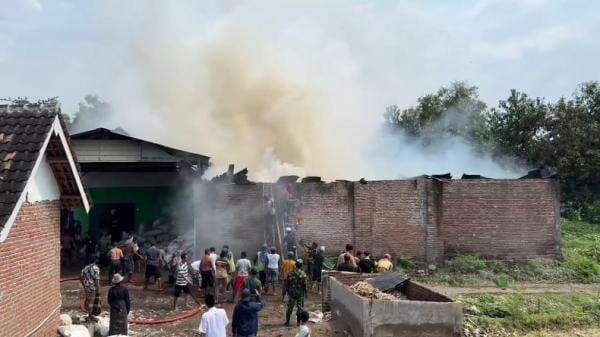 Gudang Kasur di Pasuruan Ludes Terbakar, Api Diduga dari Mesin Sortir Gudang Kasur di Pasuruan Ludes Terbakar, Api Diduga dari Mesin Sortir