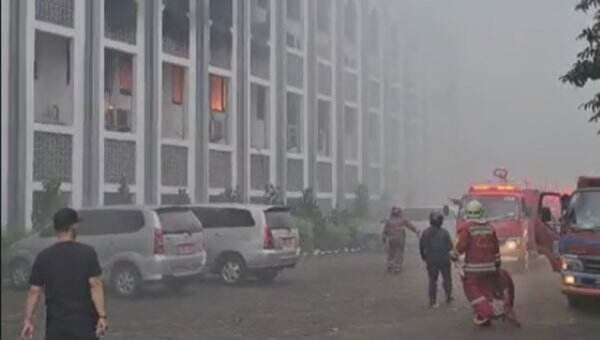 Breaking News: Gedung Rektorat UIN Jakarta Terbakar