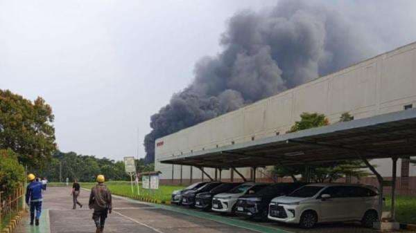 Kebakaran Hebat Pabrik di Kawasan Industri Karawang, Titik Api dari Ruang Produksi Kebakaran Hebat Pabrik di Kawasan Industri Karawang, Titik Api dari Ruang Produksi