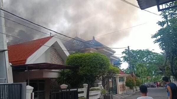 Rumah Mewah di Surabaya Terbakar Hebat, Diduga akibat Penghuni Ketiduran saat Masak Nasi