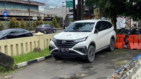 Diduga Dikejar Debt Collector, Pengemudi Mobil Tabrak Pemotor hingga Dikejar Warga