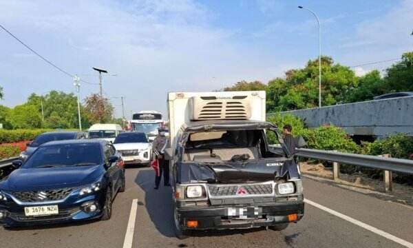 Mobil Box Tabrak Truk Muatan di Ruas Tol Sedyatmo, Lalu Lintas Macet Parah!