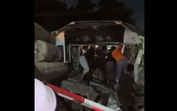 Truk Kayu yang Tertabrak KA Jenggala Dievakuasi, Jalur Stasiun Indro-Kandangan Kembali Bisa Dilalui Truk Kayu yang Tertabrak KA Jenggala Dievakuasi, Jalur Stasiun Indro-Kandangan Kembali Bisa Dilalui