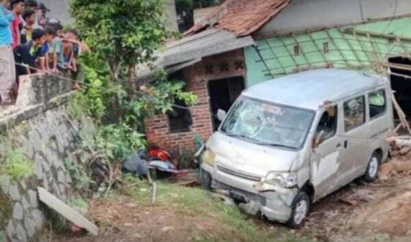 Minibus Hantam Rumah di Cibungbulang Bogor, Lansia Tewas Mengenaskan