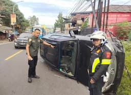 Libur Akhir Tahun, Toyota Fortuner Tabrak Restoran di Puncak Bogor hingga Terguling