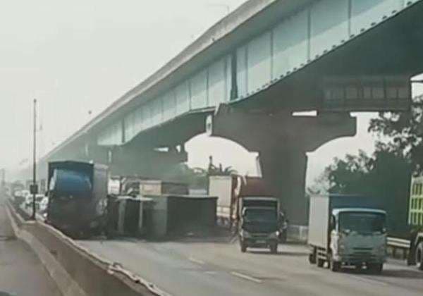 3 Truk Kecelakaan Beruntun di Tol Japek Arah Jakarta, Terguling hingga Tutupi Jalan 3 Truk Kecelakaan Beruntun di Tol Japek Arah Jakarta, Terguling hingga Tutupi Jalan