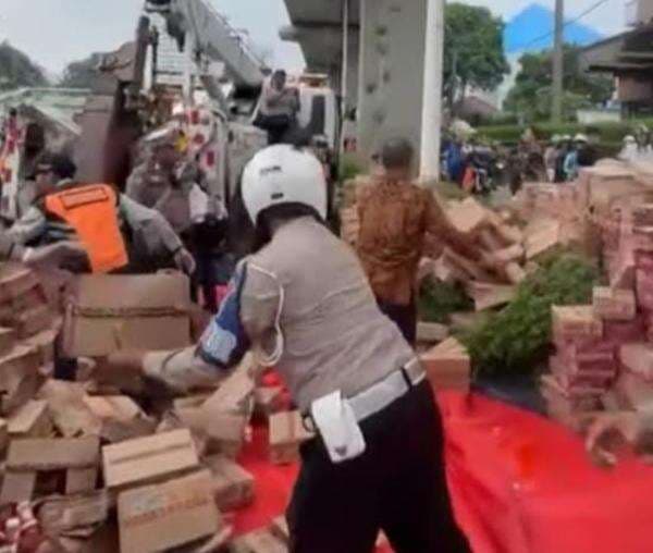 Dievakuasi, Truk Sembako Terguling di Jalan MT Haryono Diduga Akibat Patah As Dievakuasi, Truk Sembako Terguling di Jalan MT Haryono Diduga Akibat Patah As