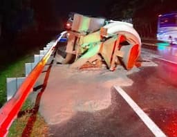 Truk Molen Terguling di Tol Jagorawi, Semen Tumpah Berserakan ke Jalan