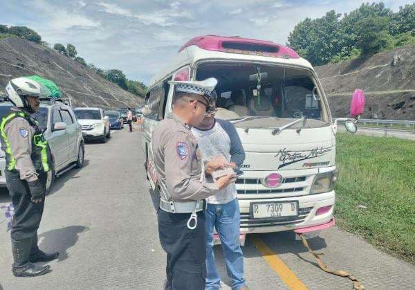 Kecelakaan Tunggal di KM 183 Tol Cipali, 2 Penumpang Travel Terluka Kecelakaan Tunggal di KM 183 Tol Cipali, 2 Penumpang Travel Terluka