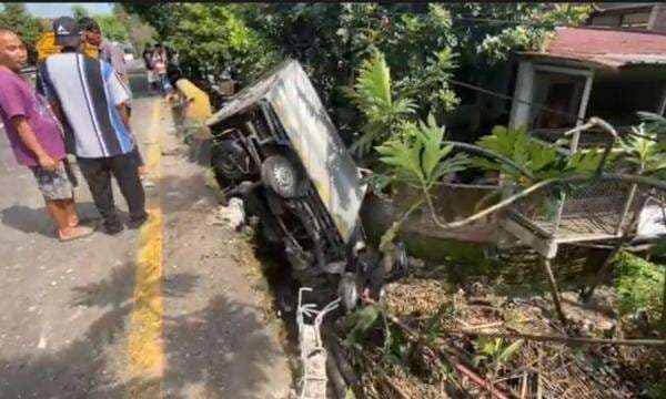 Hindari Lubang, Mobil Box Terjun ke Sungai di Jombang Hindari Lubang, Mobil Box Terjun ke Sungai di Jombang