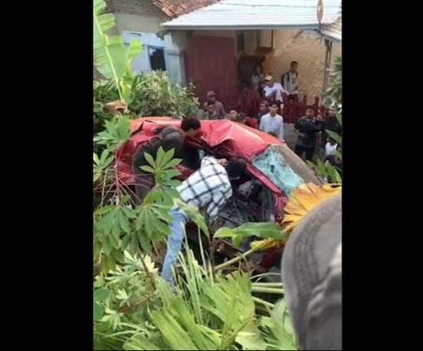 Tertabrak Kereta, Minibus Ringsek di Perlintasan Dekat Unila