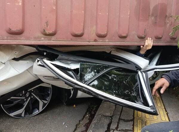 Kecelakaan Kontainer Timpa Mobil di Kamal Muara Berawal Truk Tak Kuat Menanjak   