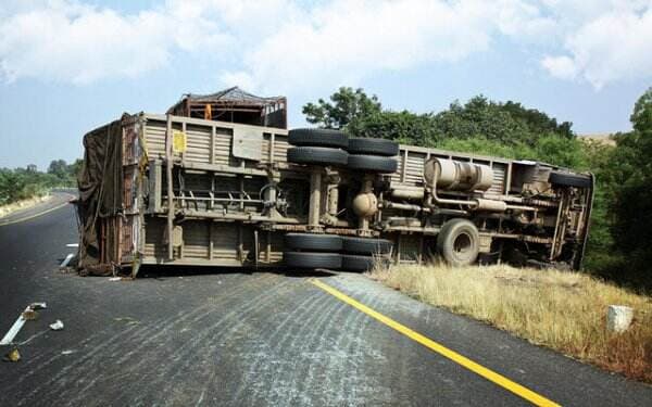 Truk Tronton Kecelakaan di Tol Janger Arah Merak, Lalu Lintas Macet