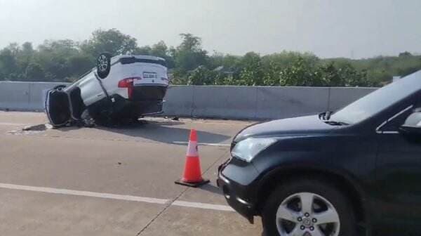 Breaking News! Suzuki Ertiga Tabrak Mobil Travel di Tol Semarang-Batang, 1 Orang Tewas