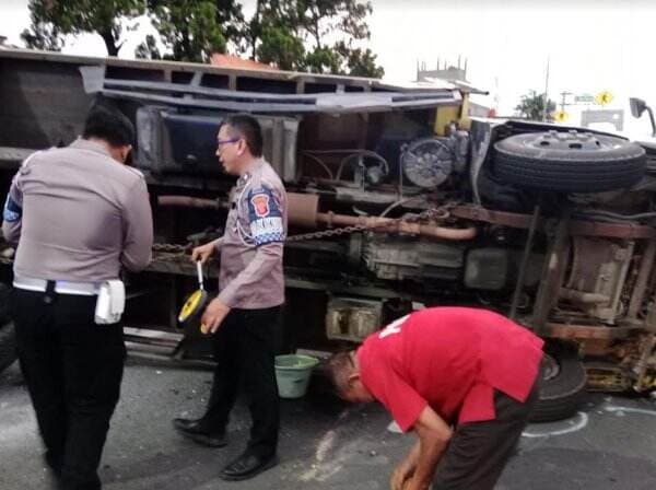 Ditabrak Mobil, Truk Terguling di Jalan Raya Puncak