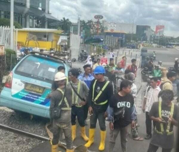 Mikrotrans Terperosok ke Saluran Air Dekat WTC Mangga Dua Jakut