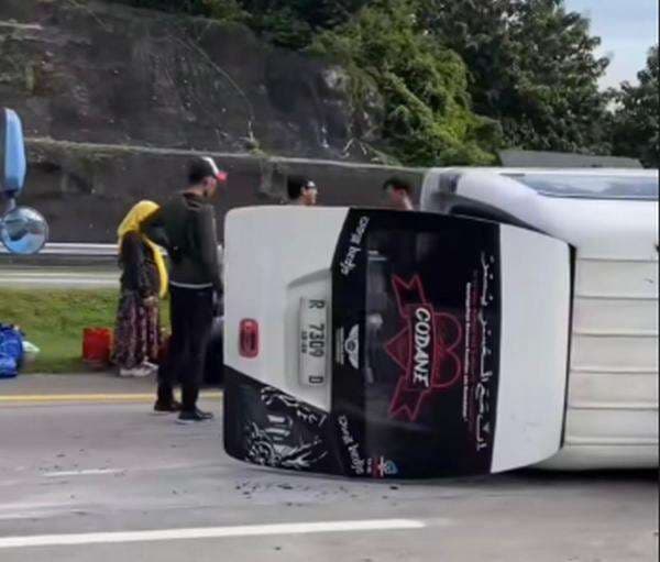 Lalin Tol Cipali Lancar, Sempat Macet Imbas Mobil Travel Terguling di KM 183 Lalin Tol Cipali Lancar, Sempat Macet Imbas Mobil Travel Terguling di KM 183