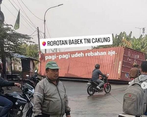 Cakung Macet Ada Peti Kemas Melintang, Warga: Pagi-Pagi Sudah Rebahan