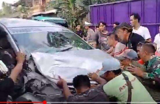 Avanza Angkut Rombongan Turis India Tabrak Truk di Gianyar, 4 Luka-Luka