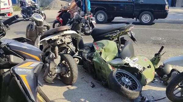 Mobil Boks Tabrak 5 Motor di Gresik, 2 Orang Tewas