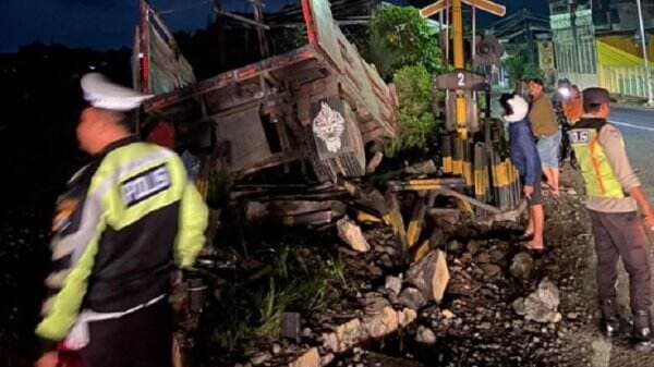 Kecelakaan di Blitar, Truk Gandeng Ditabrak KA Kertanegara