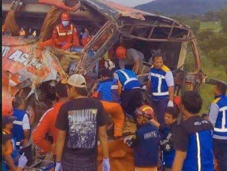 Kecelakaan Maut Bus Terguling di Tol Kapal Betung OKI, 1 Tewas 9 Luka Kecelakaan Maut Bus Terguling di Tol Kapal Betung OKI, 1 Tewas 9 Luka