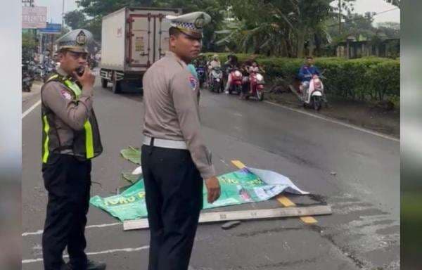 Kecelakaan Motor Tabrak Truk di Bojonegoro, Pelajar 16 Tahun Tewas Kecelakaan Motor Tabrak Truk di Bojonegoro, Pelajar 16 Tahun Tewas
