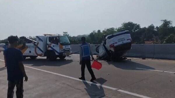 Kecelakaan Maut Minibus Tabrak Mobil Travel di Tol Semarang-Batang, 1 Orang Tewas