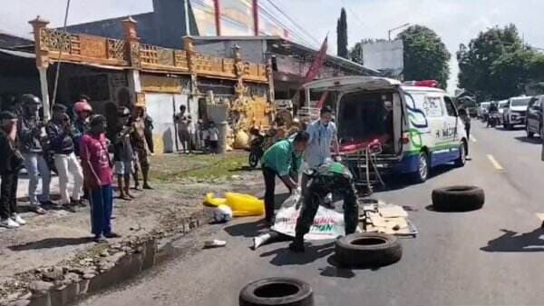 Detik-Detik Kecelakaan Beruntun 3 Truk dan Motor di Jember Terekam CCTV Detik-Detik Kecelakaan Beruntun 3 Truk dan Motor di Jember Terekam CCTV
