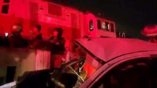 Kronologi Mobil Rombongan Pelayat Tertabrak Kereta Api di Surabaya, Mati Mesin di Rel Kronologi Mobil Rombongan Pelayat Tertabrak Kereta Api di Surabaya, Mati Mesin di Rel