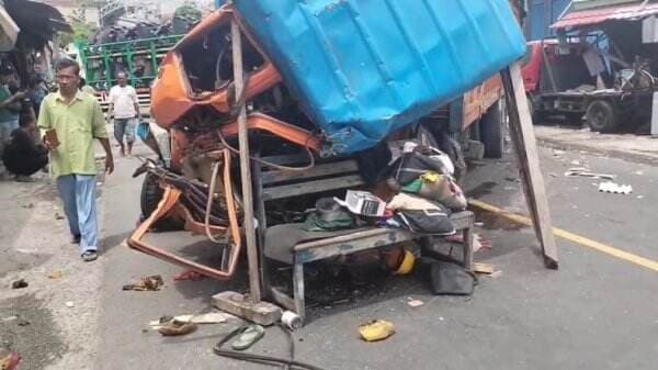 Rem Blong, Truk Angkut Batu Bara Tabrak Sejumlah Kendaraan dan Kios di Lampung Selatan