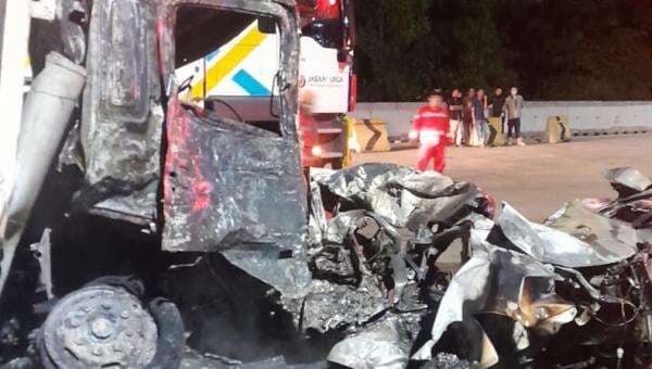 Penampakan Kecelakaan Maut di GT Ciawi: Mobil Rusak Parah, Muatan Galon Berserakan Penampakan Kecelakaan Maut di GT Ciawi: Mobil Rusak Parah, Muatan Galon Berserakan