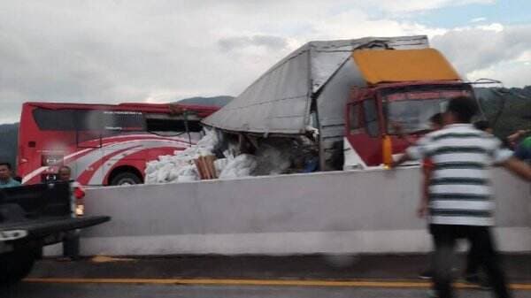 Kronologi Kecelakaan Bus Pelajar Tabrak Truk di Tol Pandaan Malang Tewaskan 4 Orang