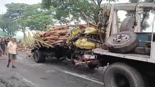 Kecelakaan 2 Truk Bertabrakan di Jalur Pantura Probolinggo, 1 Orang Tewas Terjepit