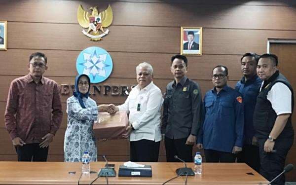 Kejagung Serahkan Setumpuk Dokumen Kasus Direktur Jak TV ke Dewan Pers Kejagung Serahkan Setumpuk Dokumen Kasus Direktur Jak TV ke Dewan Pers