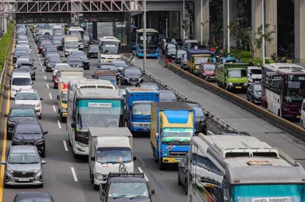 Tol Layang MBZ Km 10-22 arah Cikampek Macet Pagi Ini