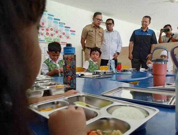 Pantau Makan Bergizi Gratis, Wamendagri Temukan Lauk Ayam Sulit Disantap Anak-Anak