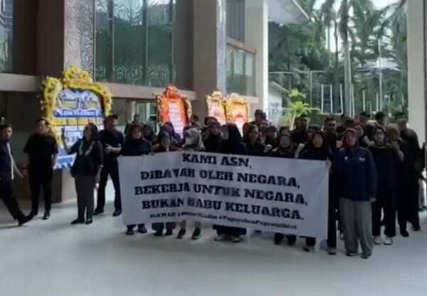 Ratusan Pegawai Kemendiktisaintek Demo Protes Kelakuan Menteri Satryo