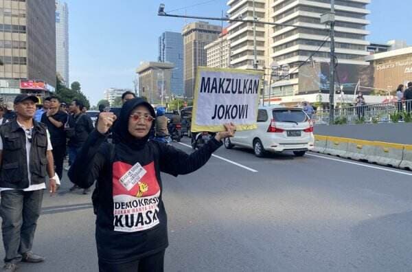 Ketika Emak-emak Demo Bawa Tulisan Makzulkan Jokowi di Depan Kantor Bawaslu