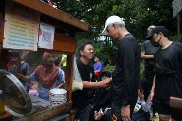     Ketika Pedagang Mie Ayam Semringah Ketemu Ganjar di CFD Sudirman Jakarta   