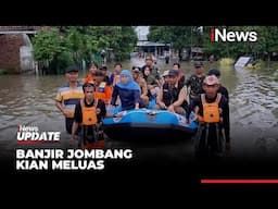 Naik Perahu Karet, Khofifah Pantau Banjir Parah di Desa Jombok