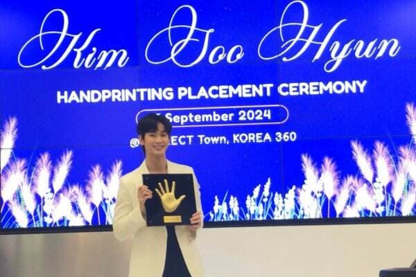 Kim Soo Hyun Hadiri Handprinting&nbsp;Placement Sebelum Gelar Fan Meeting