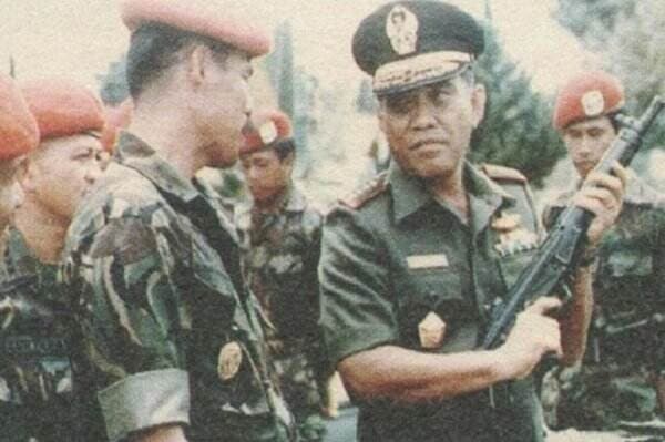 Kisah Heroik Jenderal Benny Moerdani Bawa 4 Prajurit Lumpuhkan Pemberontak