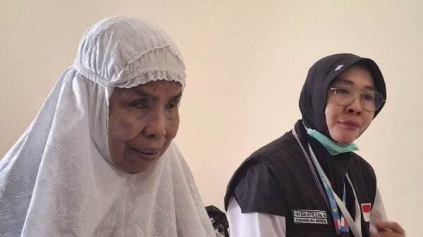 Kisah Nenek Sjajriah Jamaah Tunanetra di Bawah Bimbingan Petugas Haji