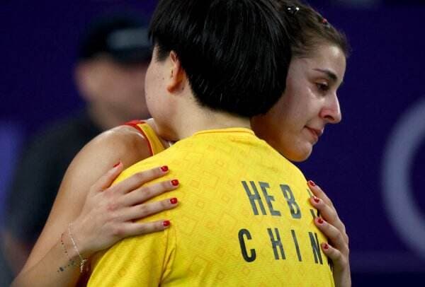 Kisah Respek He Bing Jiao, Bawa Pin Spanyol untuk Hormati Carolina Marin saat Penyerahan Medali Olimpiade Paris 2024