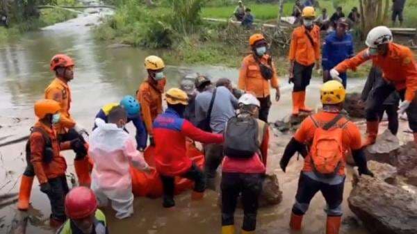 Korban Longsor Subang Ditemukan Setelah 6 Hari Pencarian, Isak Tangis Warnai Pemakaman Korban Longsor Subang Ditemukan Setelah 6 Hari Pencarian, Isak Tangis Warnai Pemakaman